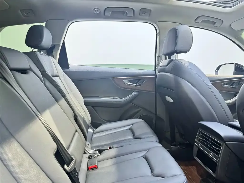 Audi Q7 2023 из CN, фото 9