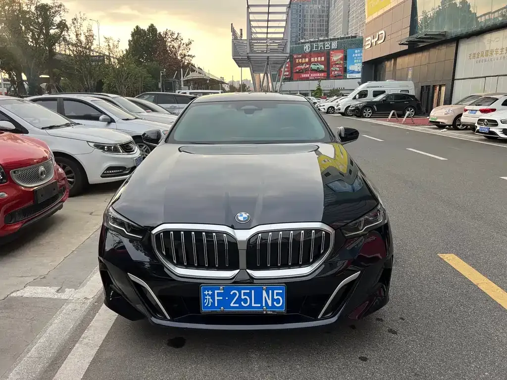 BMW 5 Series 2024 из CN, фото 2