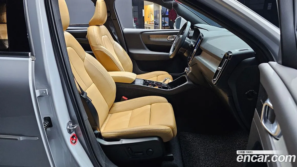 Volvo XC40 — фото 10
