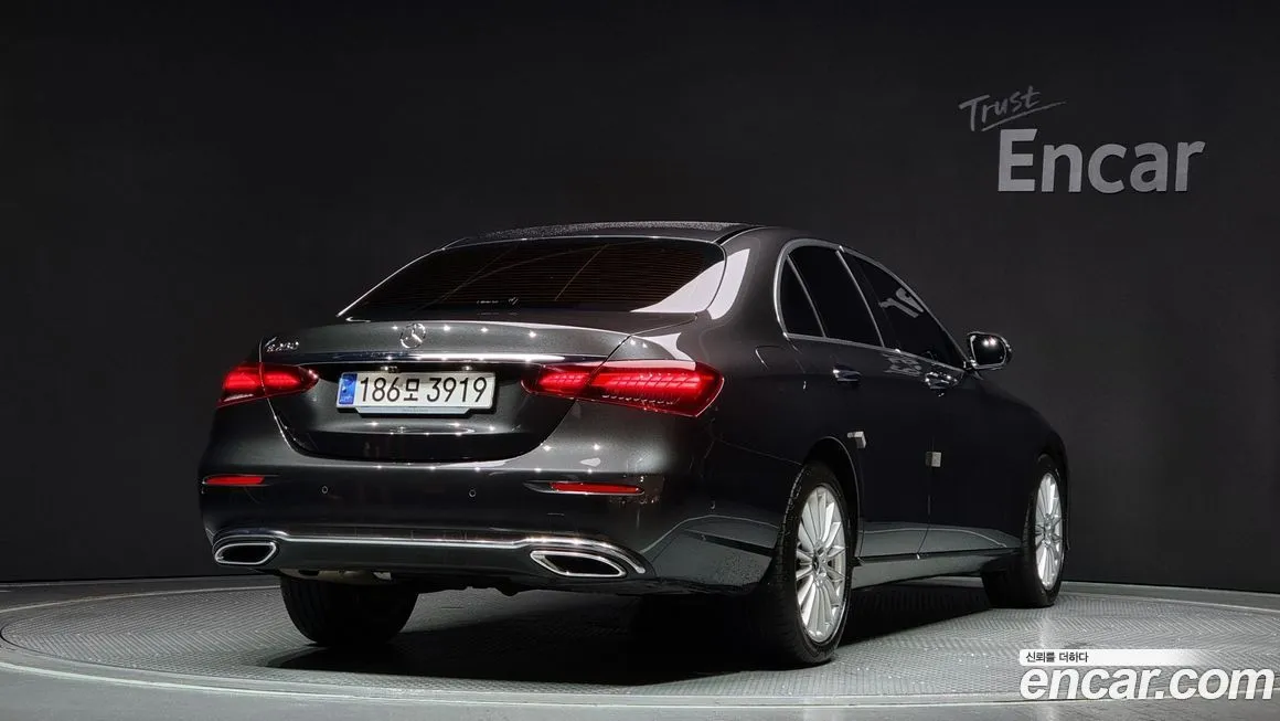 Mercedes-Benz E-Class — фото 2