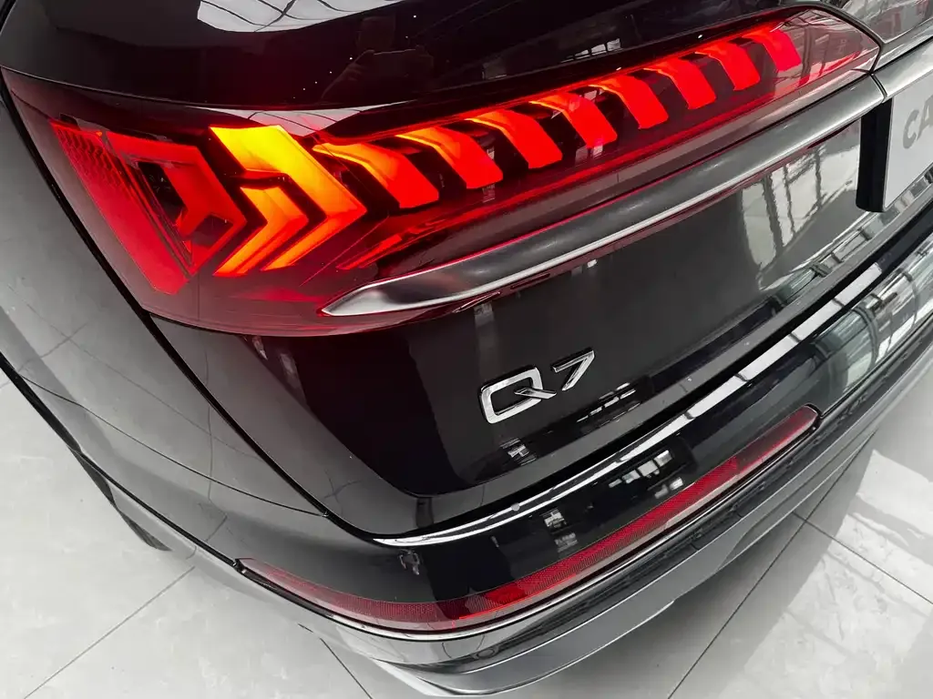 Audi Q7 2024 из CN, фото 8