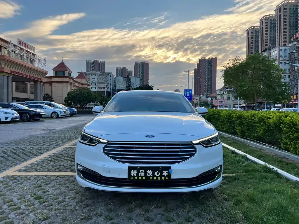Ford Taurus 2022 из CN, фото 2