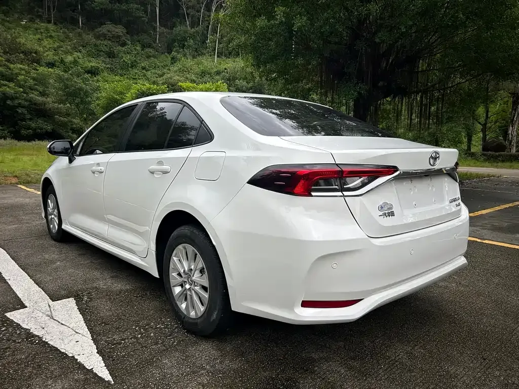 Toyota Corolla — фото 10