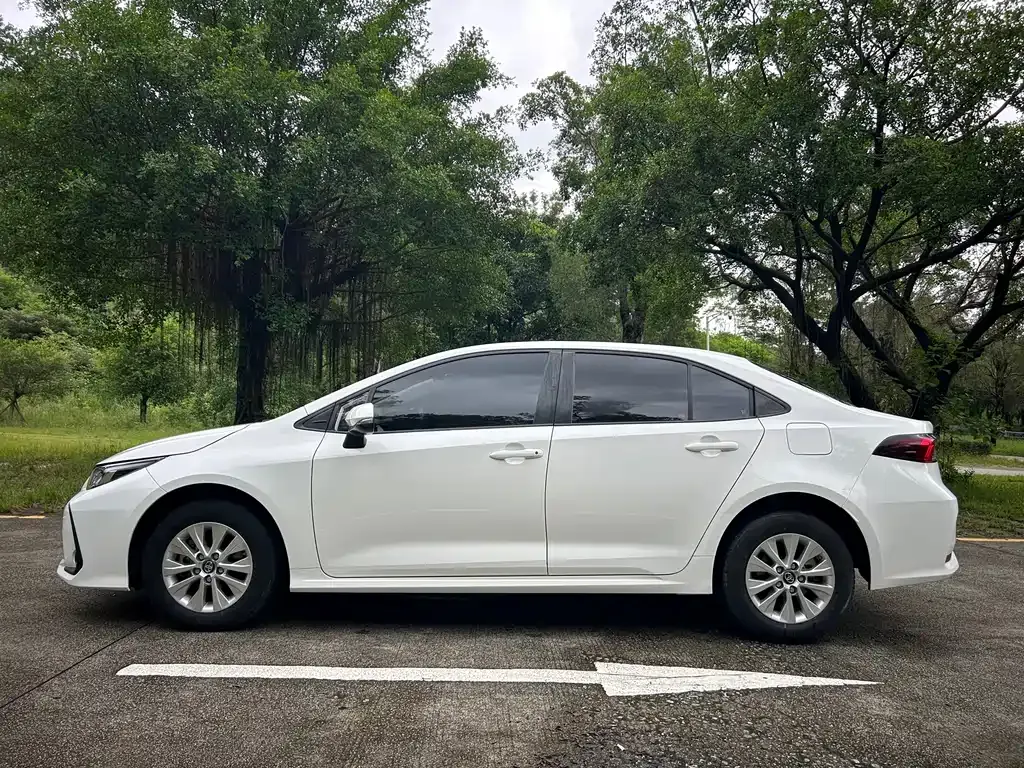Toyota Corolla — фото 7