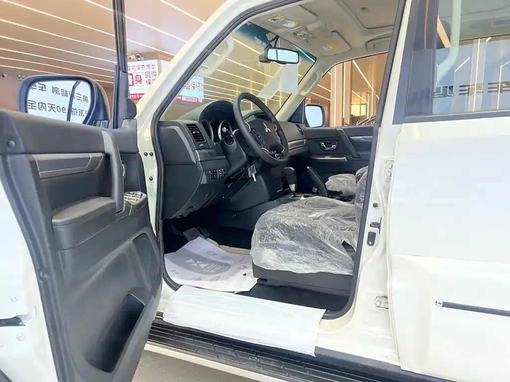 Mitsubishi Pajero (Import) 2025 из CN, фото 8