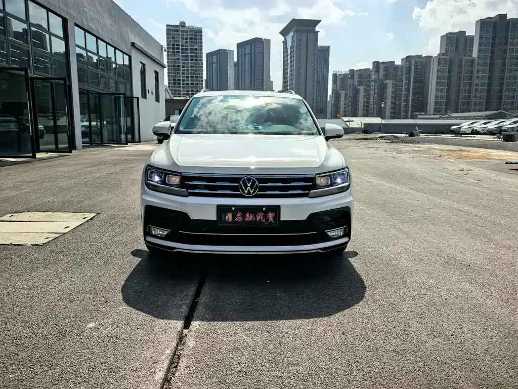 Volkswagen Tiguan L — фото 1