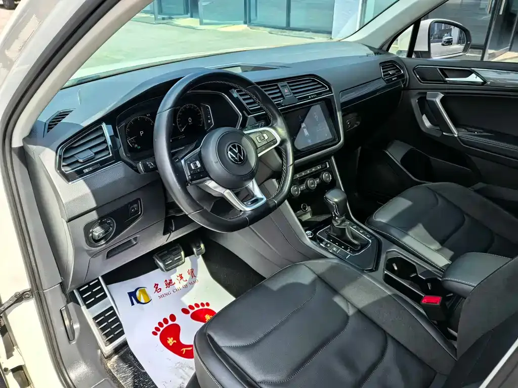 Volkswagen Tiguan L — фото 10