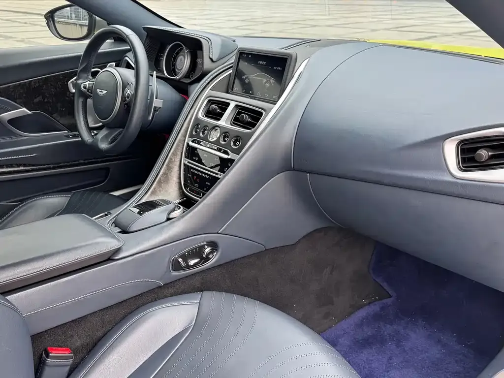 Aston Martin DB11 2023 из CN, фото 8