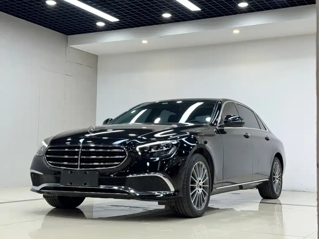 Mercedes-Benz E-Class — фото 1