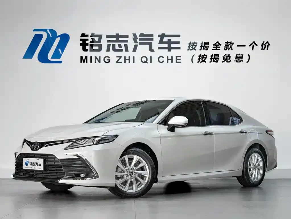 Toyota Camry — фото 1