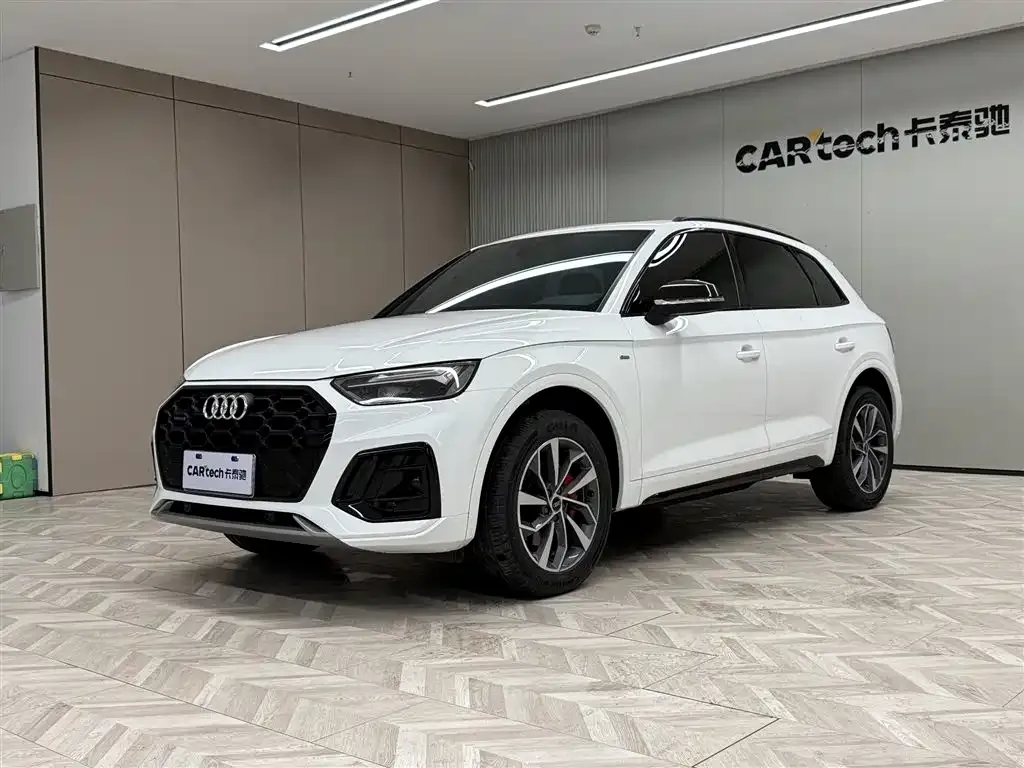 Audi Q5L — фото 1
