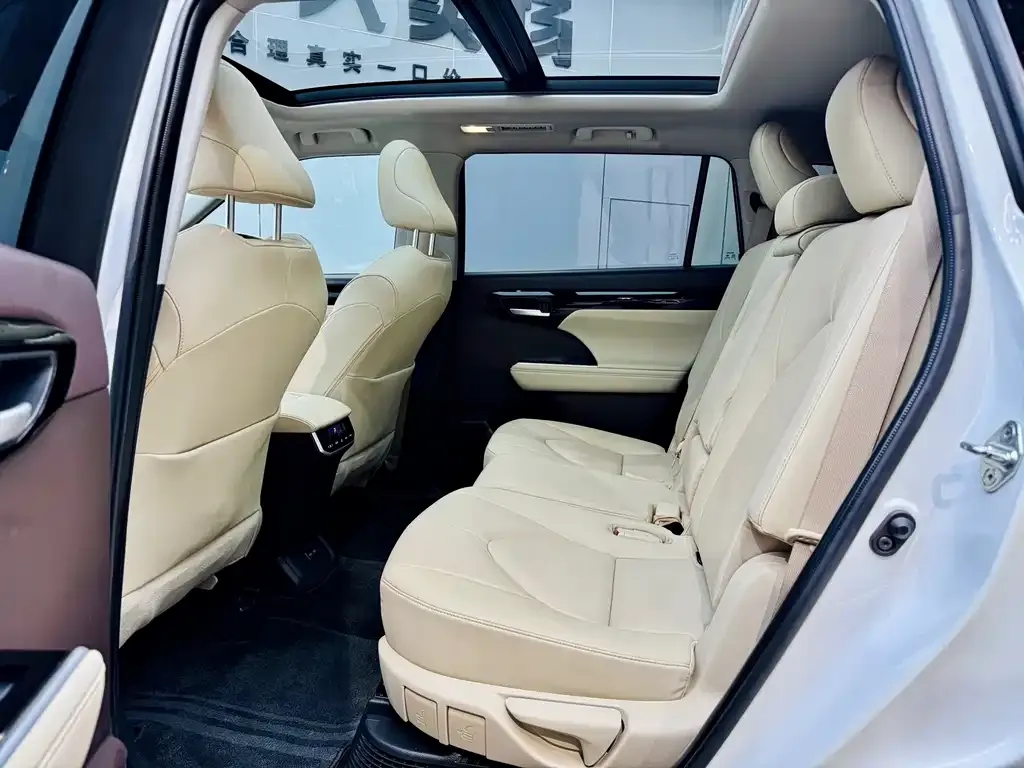 Toyota Highlander — фото 10