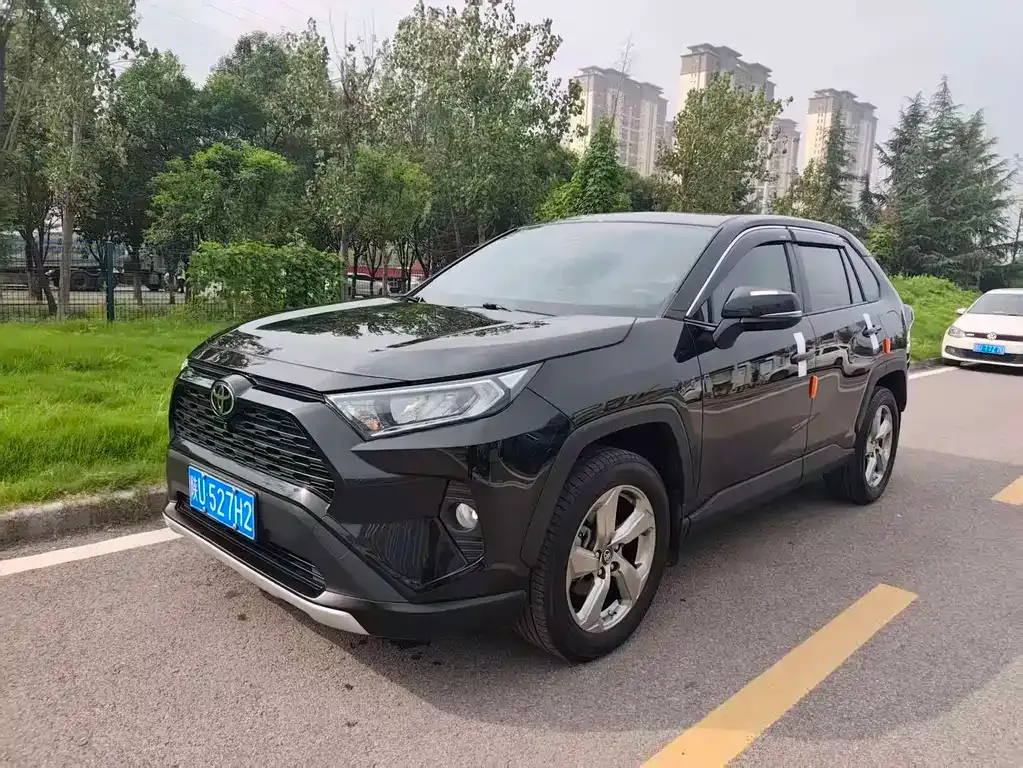 Toyota RAV4 2022 из CN, фото 1