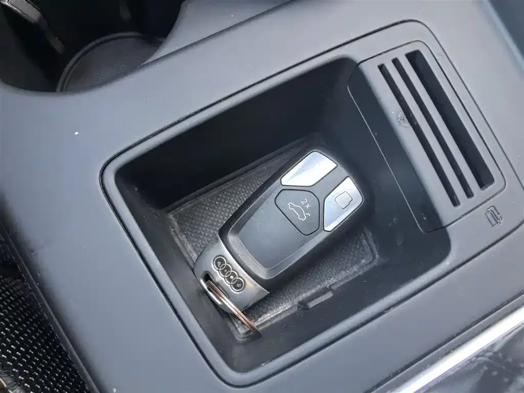 Audi A4L 2021 из CN, фото 9