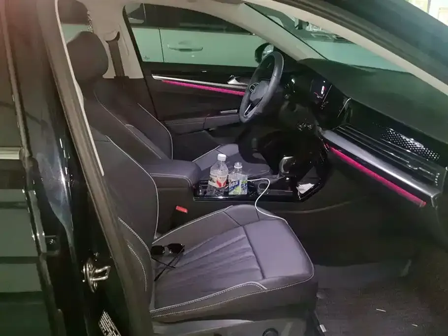 Volkswagen Passat 2023 из CN, фото 8
