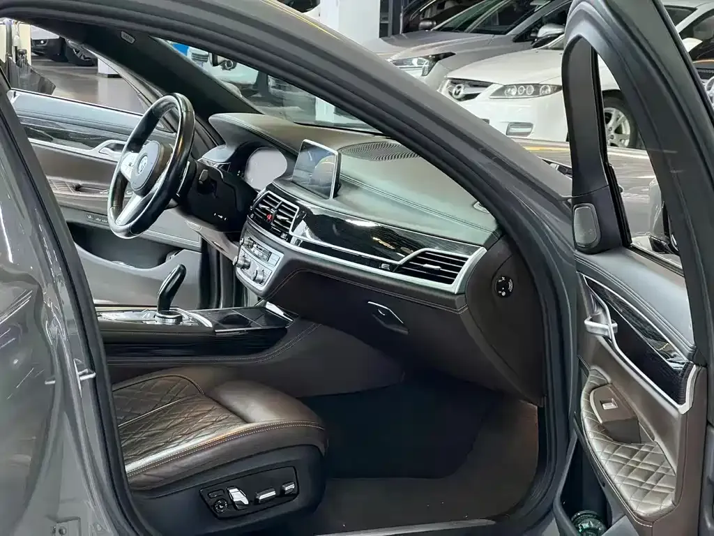 BMW 7 Series 2021 из CN, фото 9