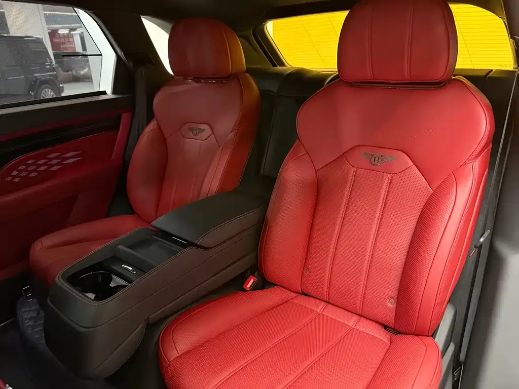 Bentley Bentayga 2023 из CN, фото 10