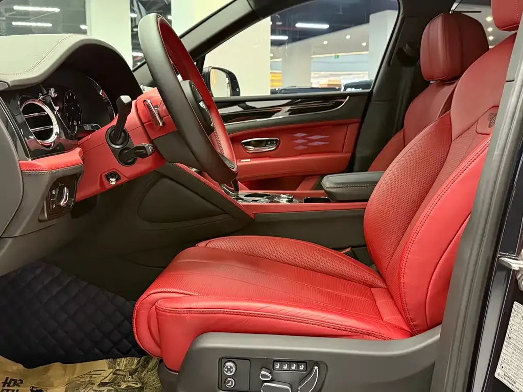 Bentley Bentayga 2023 из CN, фото 4