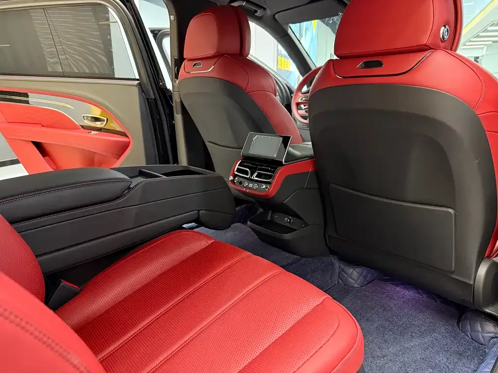 Bentley Bentayga 2023 из CN, фото 9