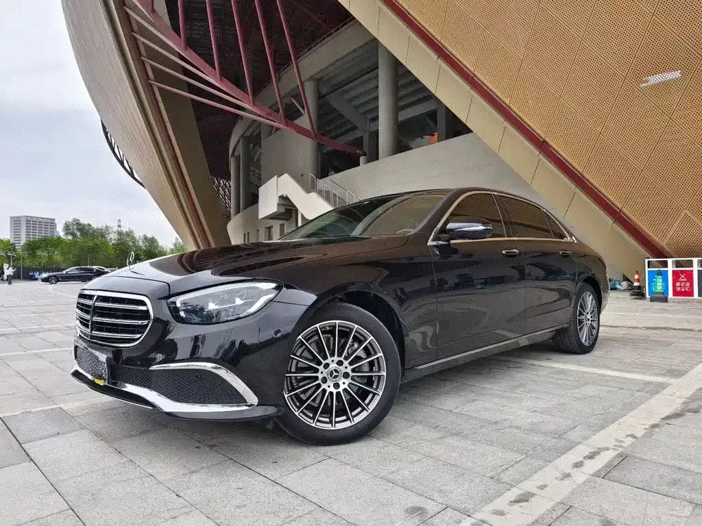 Mercedes-Benz E-Class — фото 1