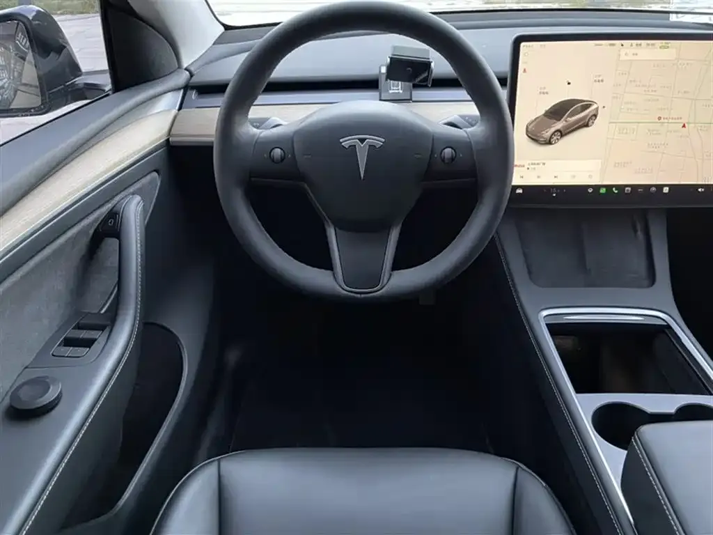 Tesla Model Y — фото 10