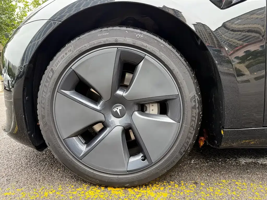 Tesla Model 3 — фото 10