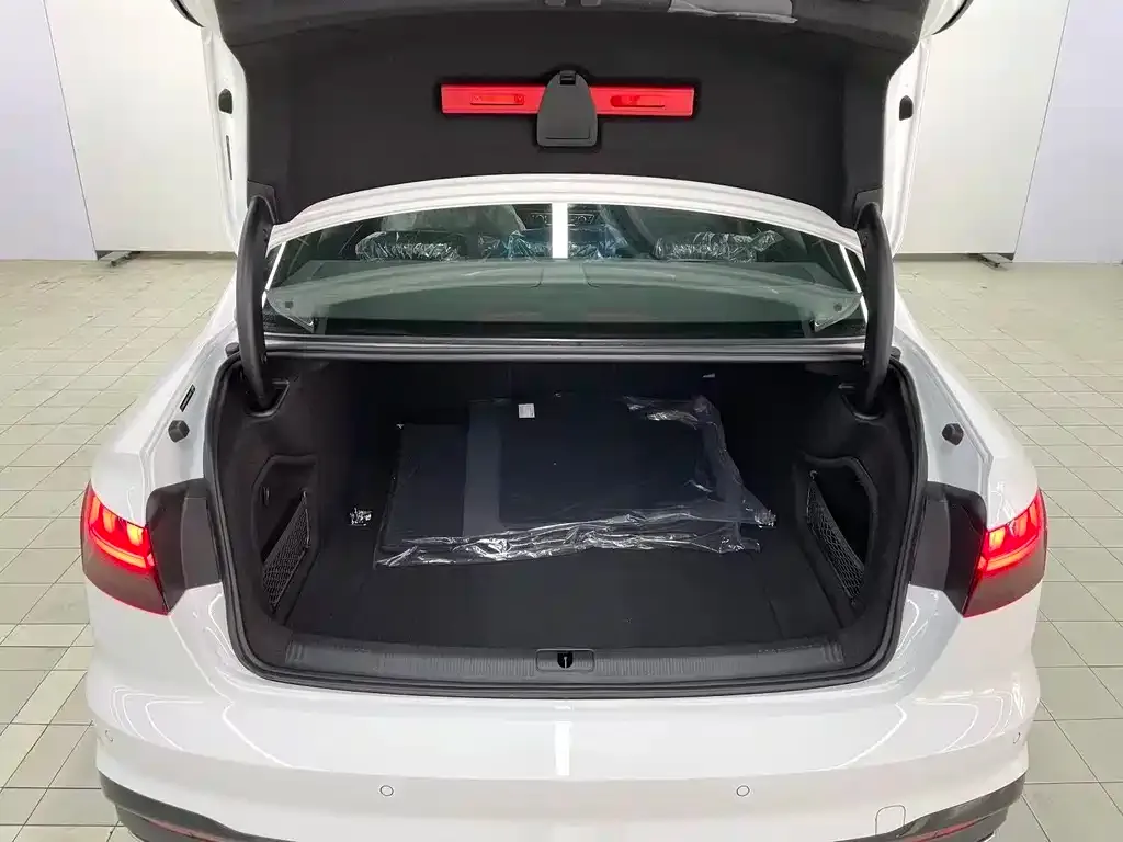 Audi A4L 2024 из CN, фото 10