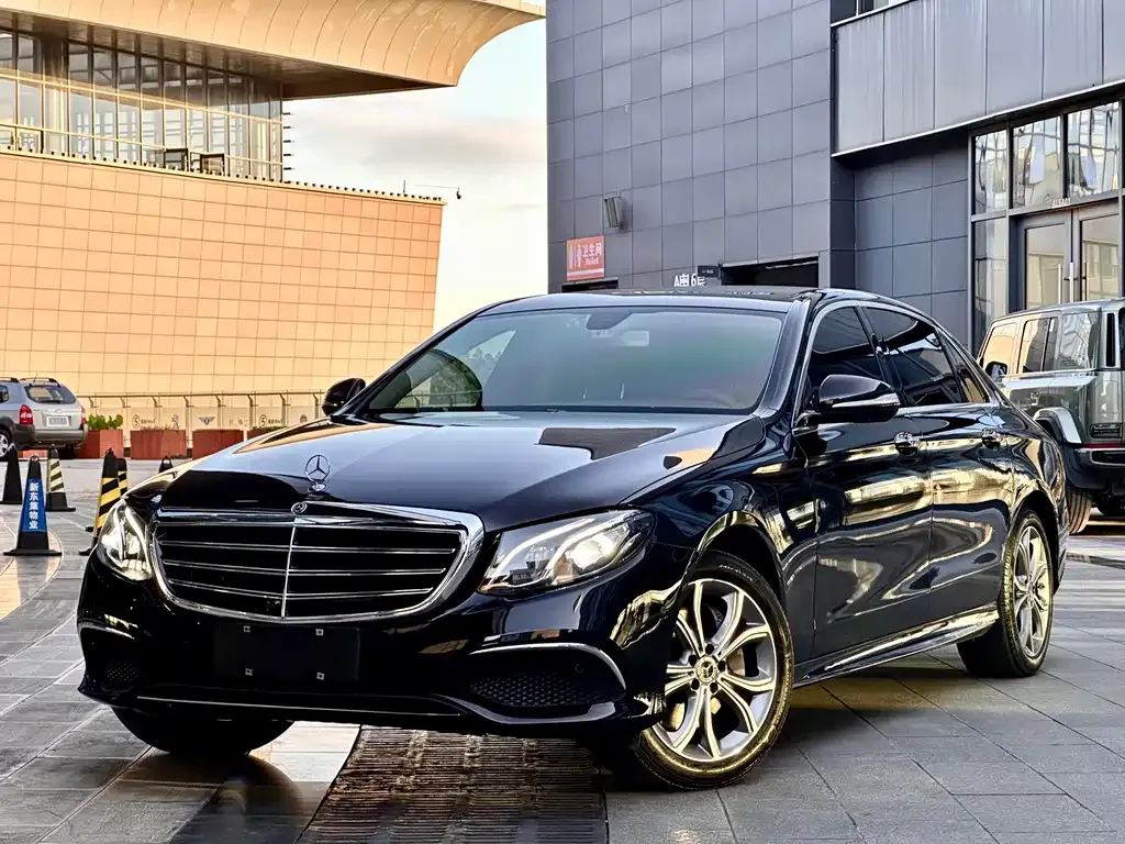 Mercedes-Benz E-Class — фото 1
