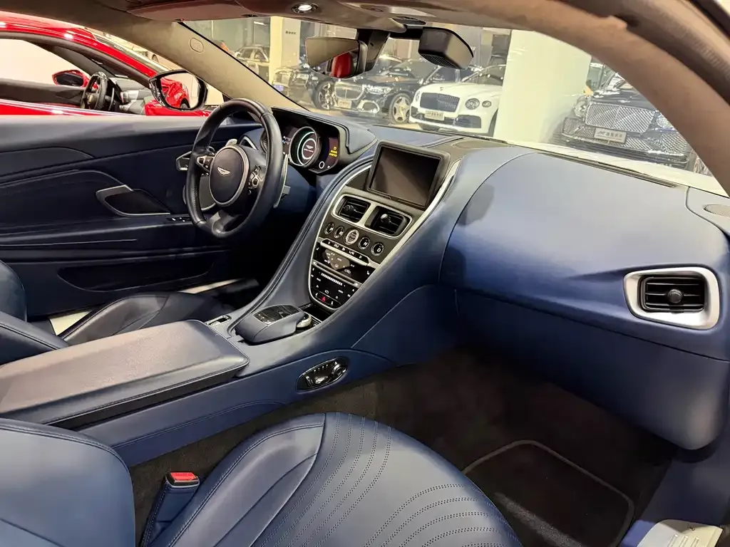 Aston Martin DB11 2022 из CN, фото 4