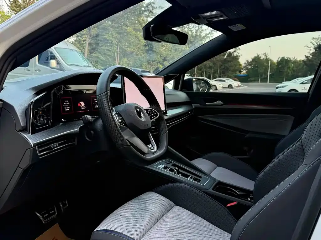 Volkswagen Golf 2024 из CN, фото 4