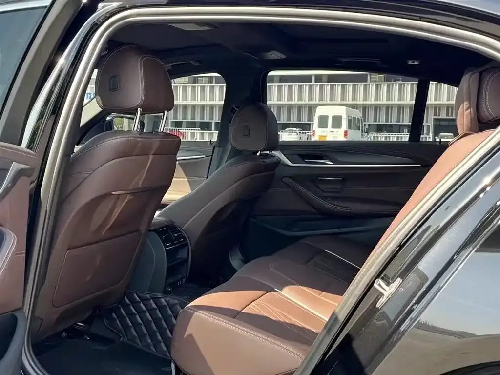 BMW 5 Series 2022 из CN, фото 10