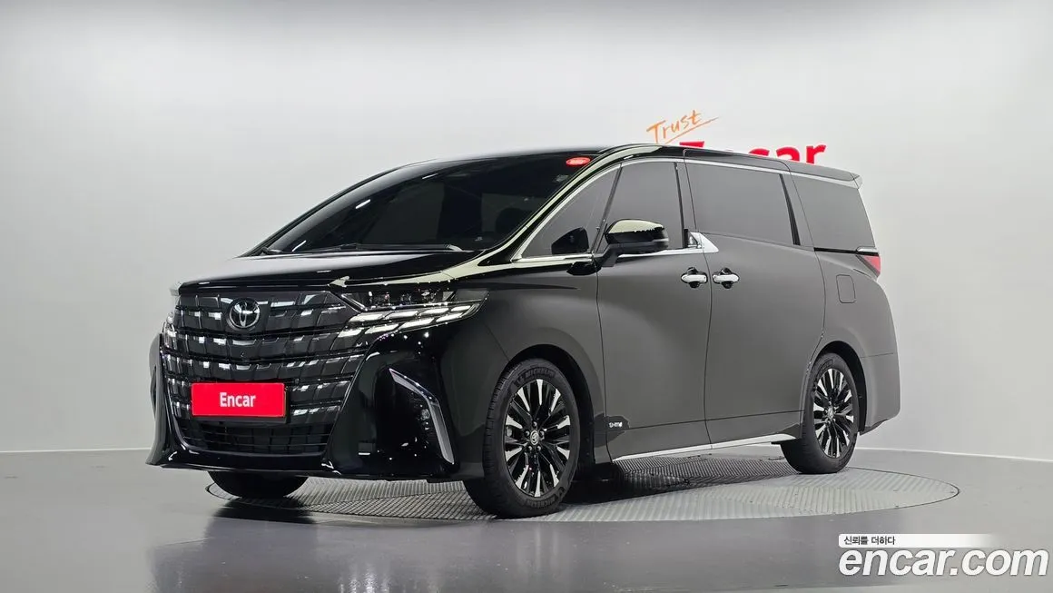 Toyota Alphard — фото 1