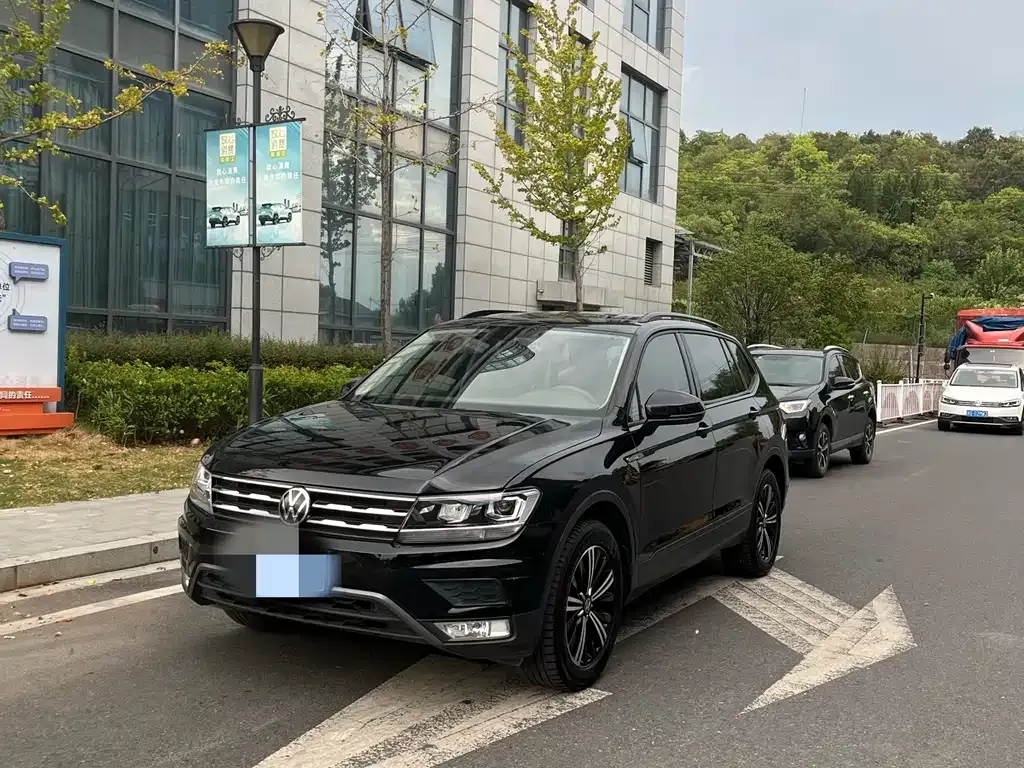 Volkswagen Tiguan L — фото 1