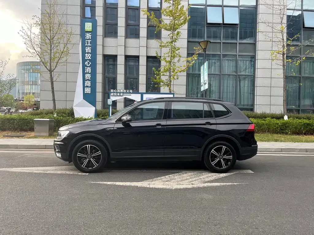 Volkswagen Tiguan L — фото 8