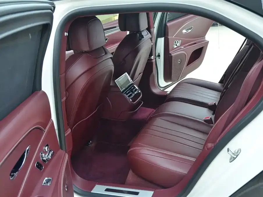 Bentley Flying Spur — фото 6
