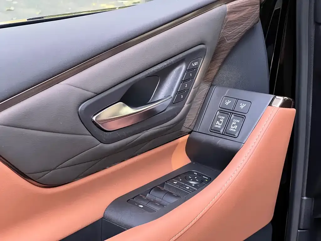 Toyota Alphard — фото 5