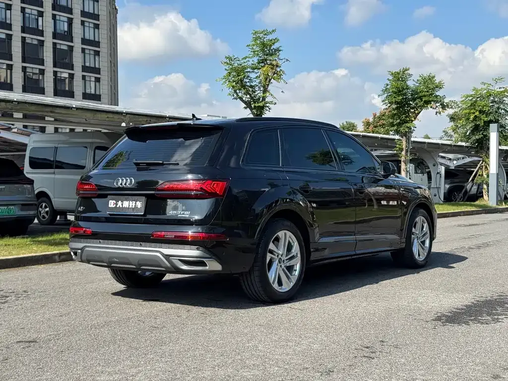 Audi Q7 2023 из CN, фото 4