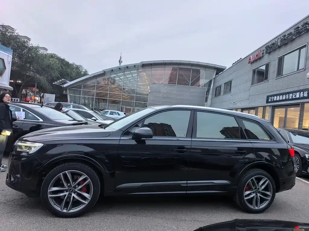 Audi Q7 2025 из CN, фото 3