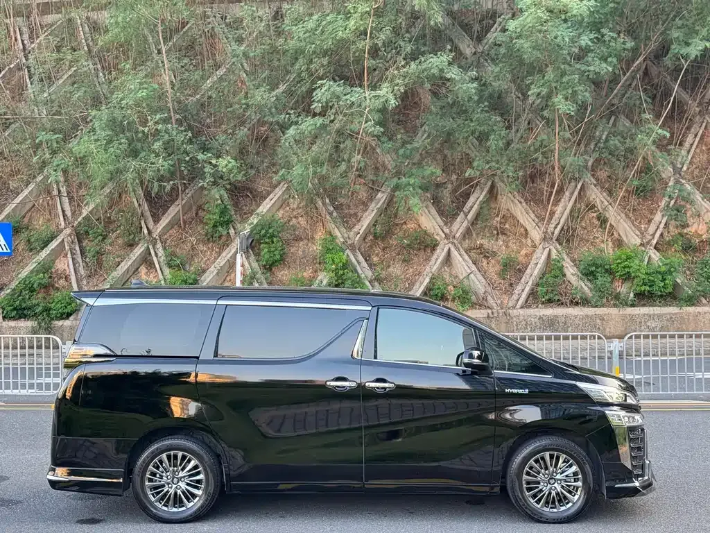 Toyota Vellfire — фото 4