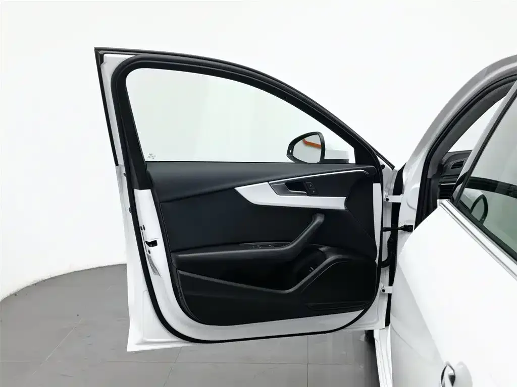 Audi A4L 2021 из CN, фото 8