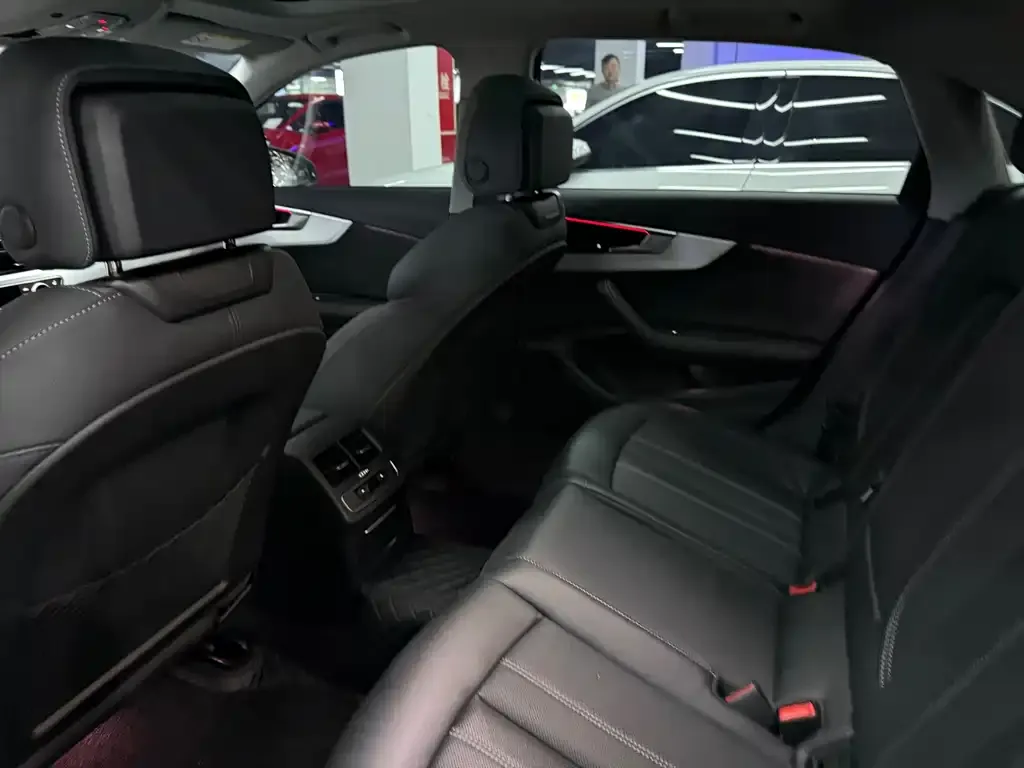 Audi A4L 2022 из CN, фото 7