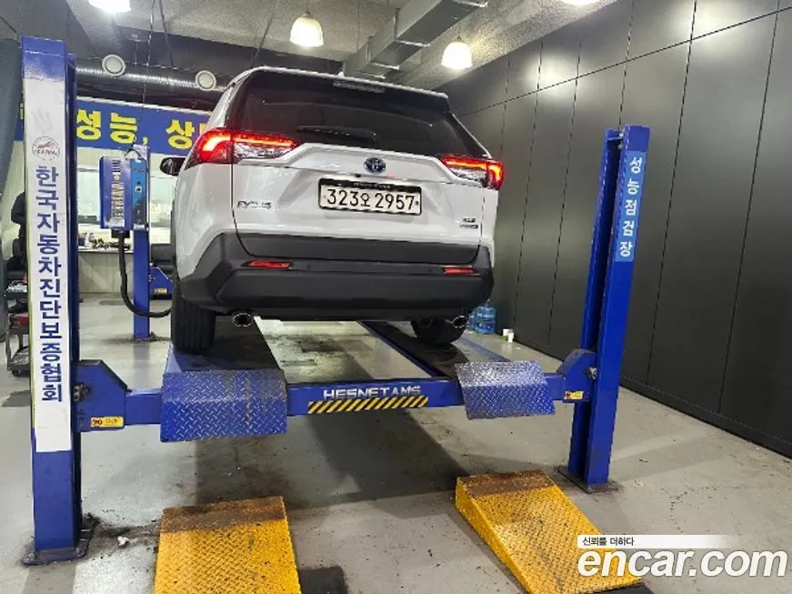 Toyota RAV4 2024 из KR, фото 2