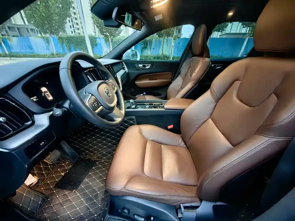 Volvo XC60 2023 из CN, фото 4
