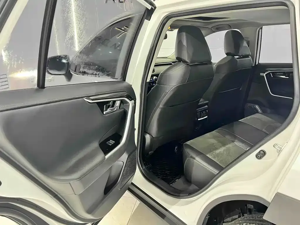 Toyota RAV4 — фото 8