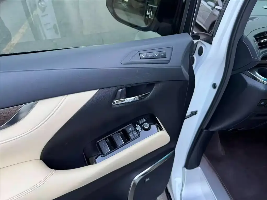 Toyota Alphard — фото 10