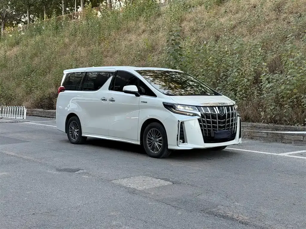 Toyota Alphard — фото 2