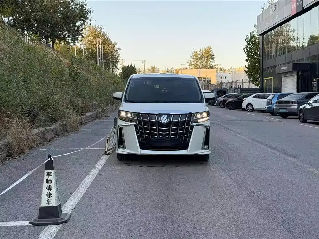 Toyota Alphard — фото 4