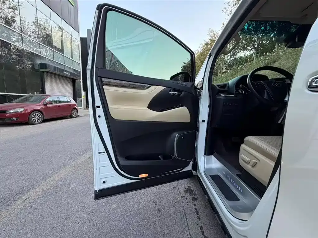 Toyota Alphard — фото 9