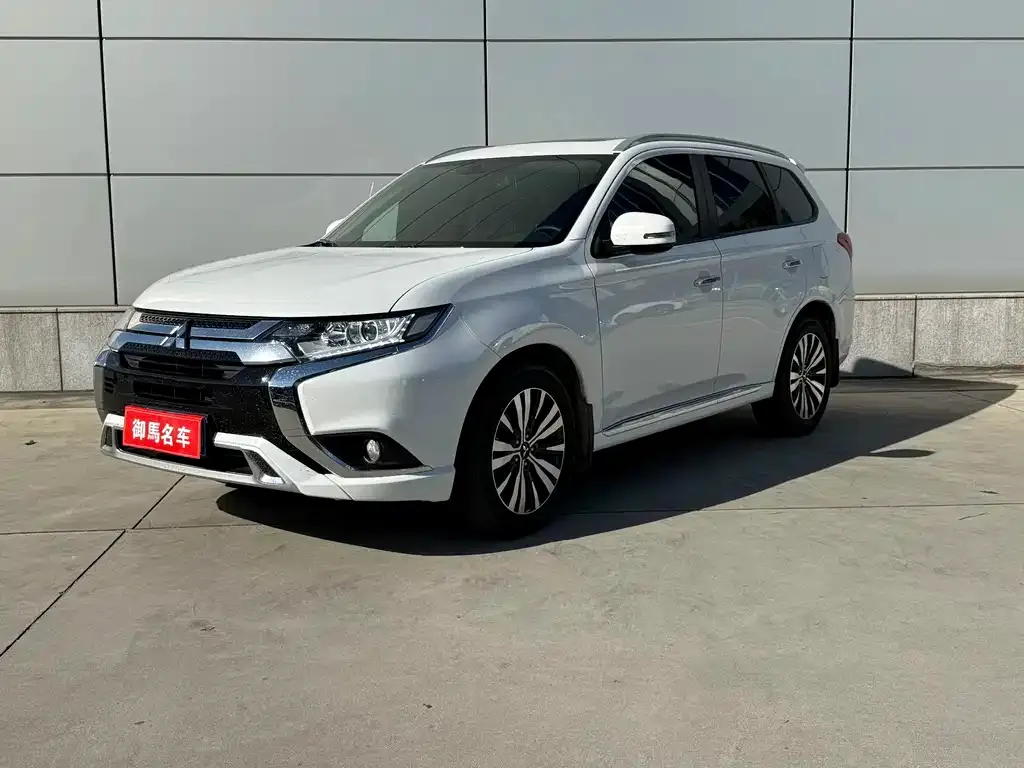 Mitsubishi Outlander — фото 1
