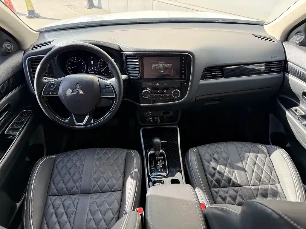 Mitsubishi Outlander — фото 10